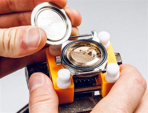 how to unlock watch casebacks